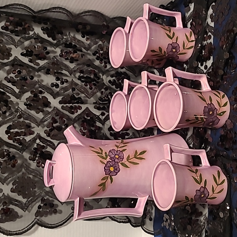 🫖☕️ Arnel's Vintage purple/pinkish coffee pot with 6 cups.